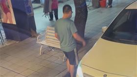 賓士駕駛違停還反嗆公車司機，引發網友抨擊。翻攝自「爆料公社」