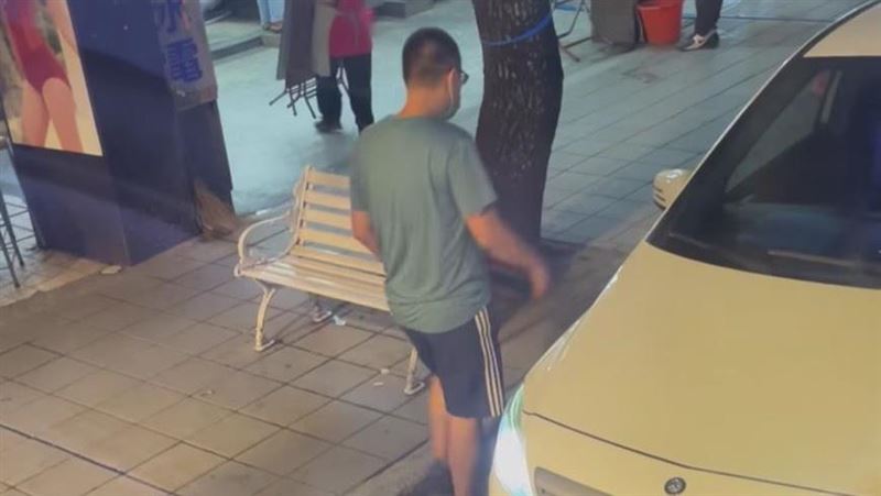 賓士男違停公車格買水餃　怒嗆叭X小