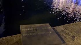 巴黎「愛國」網紅景點「中國青磚」 遭中國青年拆除巴黎「愛國」網紅景點「中國青磚」日前失蹤引發熱議。中央社記者尋得拆磚人宋意。他表示，起初希望在磚上打上1989.06.04以紀念六四，並解構虛偽愛國主義作秀。但後來計畫遇阻，便拆除石磚。（宋意提供）中央社記者曾婷瑄巴黎傳真  111年6月20日