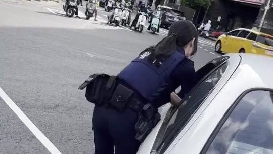 馬尾女警推車暴紅一轉正面：求認識！
