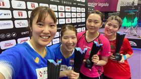 台灣桌球女雙組合鄭先知（右2）與黃郁雯（右1）20日在WTT利馬挑戰賽女雙決賽不敵日本組合，屈居亞軍。（圖／翻攝自twitter.com/WTTGlobal）
