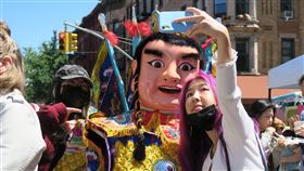 紐約街頭重現台灣市集  民眾與三太子合照COVID-19疫情趨緩，停辦兩年的台灣文化活動轉型成街坊節TaiwanFest，19日在紐約布魯克林舉辦，民眾與三太子合影。中央社記者尹俊傑紐約攝  111年6月20日