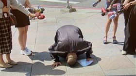 高雄,單親,命危,肇逃,新興,下跪