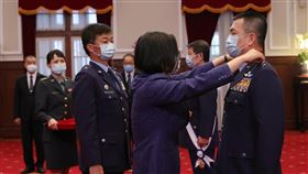 蔡英文總統今（20）日上午主持「國軍重要高階幹部授勳暨授階典禮」。（圖／總統府提供）