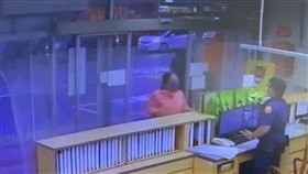 台中市，五分局水湳派出所，女婿確診呼吸困難，丈母娘急奔派出所喊，沒呼吸，警車鳴笛開道 (圖／翻攝畫面)