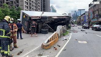 貨車自撞橋墩側翻　險波及轎車畫面曝