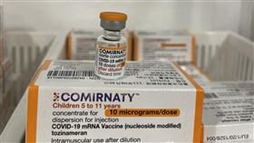 南投25日開打輝瑞兒童疫苗COVID-19輝瑞兒童疫苗24日陸續配送各縣市，南投縣政府衛生局表示，首批到貨8500劑，由於竹山鎮桶頭國小最早完成接種意願調查、造冊等作業，且學生人數相對較少，預計25日率先開打。（南投縣衛生局提供）中央社記者蕭博陽南投縣傳真  111年5月24日