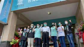 民眾黨金門聯絡處開幕  柯文哲出席台灣民眾黨金門聯絡處18日正式開幕，黨主席柯文哲（中）親自出席，並表示金門是民眾黨第29個地方服務據點，來金門插旗不是要塑造政治對立與紛爭，而是希望有更多聲音、不同力量，刺激執政黨做得更好。中央社記者黃慧敏攝  111年6月18日