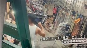 北港分局黃姓員警，彈弓射狗，持棍棒打人