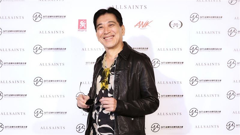 伍佰被比中指直接丟吉他　他緊急送醫