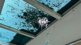 原PO的採光罩被鄰居燒出一個洞。（圖／翻攝自《爆怨公社》）