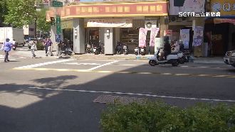 天氣太熱！騎士怕曬「沿陰影」停一排