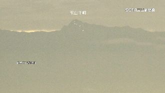 澎湖拍玉山奇景　竟驚見「金色人龍」