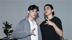 原子少年（左）哲言（右）有翔出席TDI為你唱情歌海選。（記者邱榮吉/攝影）