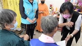 彰化葉家3兄弟悲劇  王惠美慰問家屬彰化縣和美鎮葉家3兄弟營養不良而骨瘦如柴，葉家老大20日病逝，引發社會關注。彰化縣長王惠美（右後）前往慰問家屬並表示，社會安全網仍有檢討必要，責成縣府團隊記取經驗，防止類似事件再發生。（彰化縣政府提供）中央社記者蕭博陽彰化縣傳真  111年6月20日