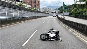 新北市黃姓女大生自撞分隔島慘亡。（圖／翻攝畫面）