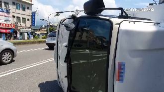 汽車停待轉區大迴轉　小貨車直撞翻車