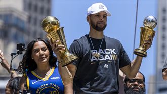 勇士奪冠遊行　柯瑞手捧獎盃打破質疑