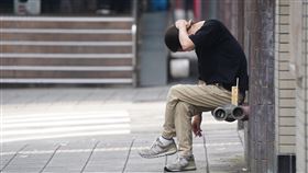 國泰金發布3月國民經濟信心調查（1）國泰金控21日發布3月國民經濟信心調查，烏俄戰爭使全球經濟成長不確定性升溫，景氣展望指數從2月的2.8下降至-0.2，民眾薪資上漲預期指數也從2月的9.2滑落至8.4。圖為民眾在台北東區街頭小憩。中央社記者徐肇昌攝  111年3月21日