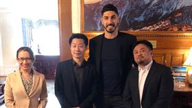 洪申翰、林昶佐、蕭美琴、NBA前塞爾提克球星坎特（Enes Kanter）（圖／翻攝自洪申翰臉書）
