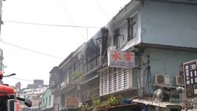 北市大安區火警　老公寓3樓冒火煙 翻攝