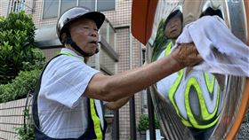新北77歲翁守護道安　自發擦亮路邊反光鏡家住新北市中和區的77歲張秀雄，8年來每天自發性擦拭路邊反光鏡，守護用路人安全，新北市交通局日前也派員向張秀雄表達感謝。（新北市交通局提供）中央社記者葉臻傳真　108年10月7日