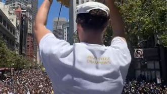 勇士封王遊行　上萬人擠爆舊金山街頭