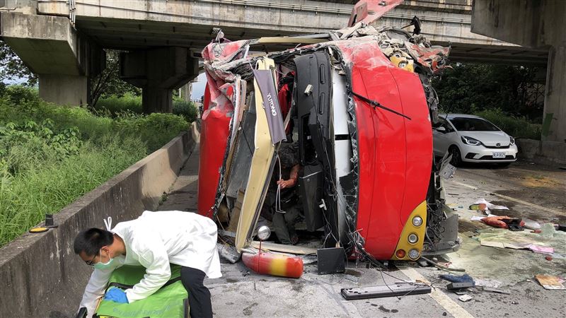 新／竹台68遊覽車翻覆　東向西封閉