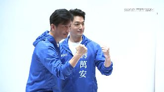 首當母雞　蔣萬安穿牛仔風率小雞拍照