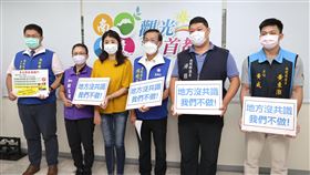 擬設綠能中心處理垃圾引反彈  南投縣府急喊停南投縣政府15日宣布規劃興建綠能永續中心，但這項重大政策卻未先與地方達成共識，引起竹山鎮民反彈，政策急喊停，南投縣長林明溱（右3）21日宣布，未與南投縣民取得共識前，停止綠能中心一切規劃工作。（南投縣政府提供）中央社記者蕭博陽南投傳真  111年6月21日