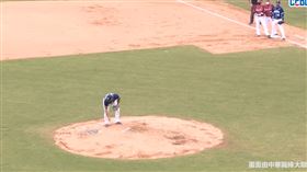 范米特比賽中抹土引發爭議。（圖／擷取自CPBL TV）