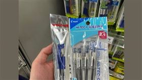 圖中左邊是百樂（PILOT）的HI-TEC 0.4超細鋼珠筆、右邊則是三菱的uni-ball SigNo 0.38超細中性筆  
圖/翻攝自爆廢公社