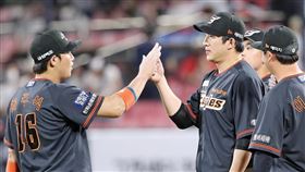 ▲韓火鷹河周錫（左）擊掌。（資料照／取自韓火鷹FB）