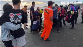 台南市漁光島驚傳溺水意外，18歲張姓男子被大浪捲走，警消尋獲時已無生命跡象。（圖／翻攝畫面）