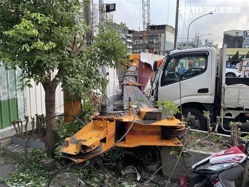 新北市溪州公園旁工地發生工程車翻覆意外，1名工人被吊臂壓成重傷送醫。（圖／翻攝畫面）