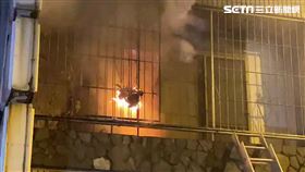 台中市復興路一段民宅竄出火煙，2名受困女子跳樓求生送醫。（圖／翻攝畫面）