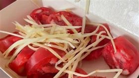 有網友分享一盒食物，長得像「番茄切片+薑絲」。（圖／翻攝自Dcard）