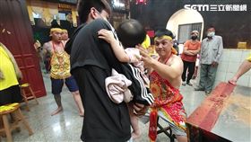 乩身幫小孩收驚(圖/寶島神很大