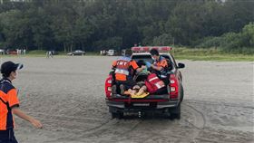 台南市漁光島驚傳溺水意外，18歲張姓男子被大浪捲走，警消尋獲時已無生命跡象。（圖／翻攝畫面）