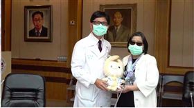 李女士今日出席記者會表達感謝之意，院方則送上布偶表達關心。（圖／翻攝自台大醫院直播）