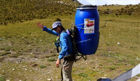 加壓艙儲存桶是急救高山症的重要工具。（圖／翻攝自山雲白袍 ＠王士豪醫師臉書）