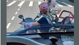 司機不滿女騎士為了躲太陽，整台機車快要黏住他的車頭。（圖／翻攝自爆怨公社臉書社團）
