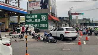 轎車違規左轉被撞　再衝撞5機車