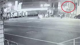 劉清標，住家火警，屋主母女受困2樓，驚險逃生，求救畫面曝光(圖／翻攝畫面)