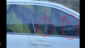 ▲男子辯解，因為疫情關係，讓他不敢在休息站用餐，只能在車上邊開邊吃。但沒有雙手(紅圈處)和方向盤分開(紅圈處)。（示意圖／翻攝畫面）