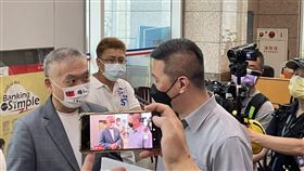 張亞中辦公室主任何啟聖赴國民黨中央討神秘民調，但黨中央並未予以理會。（圖／記者鄭佩玟攝影）