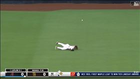 ▲教士中外野手葛林斯欽（Trent Grisham）撲接失手，對手跑出場內全壘打。（圖／翻攝自MLB官網）