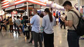 台北國際食品展  美牛試吃大排長龍（1）2022台北國際食品系列展22日在南港展覽館正式開幕，多國國家館現場展示各地精選特色食飲品文化，美國館推出美牛試吃，吸引民眾大排長龍。中央社記者鄭傑文攝  111年6月22日