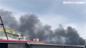 海軍S-70C反潛直升機失速墜地時冒出大量濃煙。（圖／翻攝畫面）