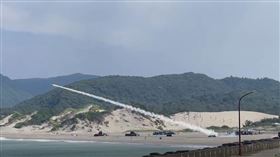 ▲屏東縣滿州鄉港仔海邊，目擊海軍陸戰隊，在岸邊發射短程復仇者飛彈，飛彈發射後，很迅速的擊中目標，爆出巨大聲響還有煙火，民眾都說看了很震撼。（圖／李姓讀者提供）